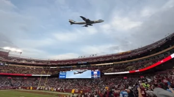 ترامب يعيد إثارة الحماس في كرة القدم الأمريكية بتحليق طائرة الرئاسة منخفضًا فوق ملعب نورث ويست